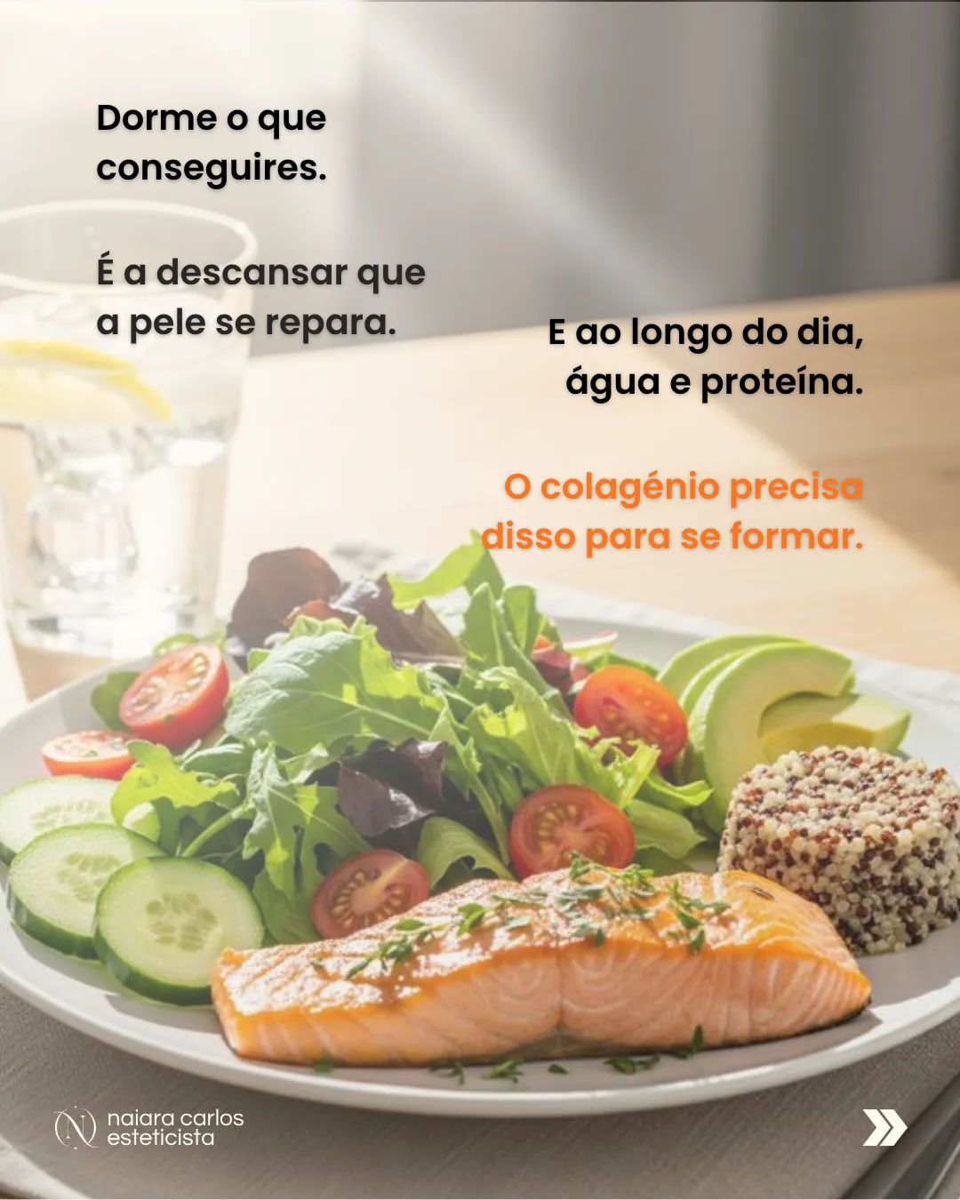 Prato com salmão, salada e quinoa ao lado de um copo de água: dormir, água e proteína, porque o colagénio precisa disso para se formar