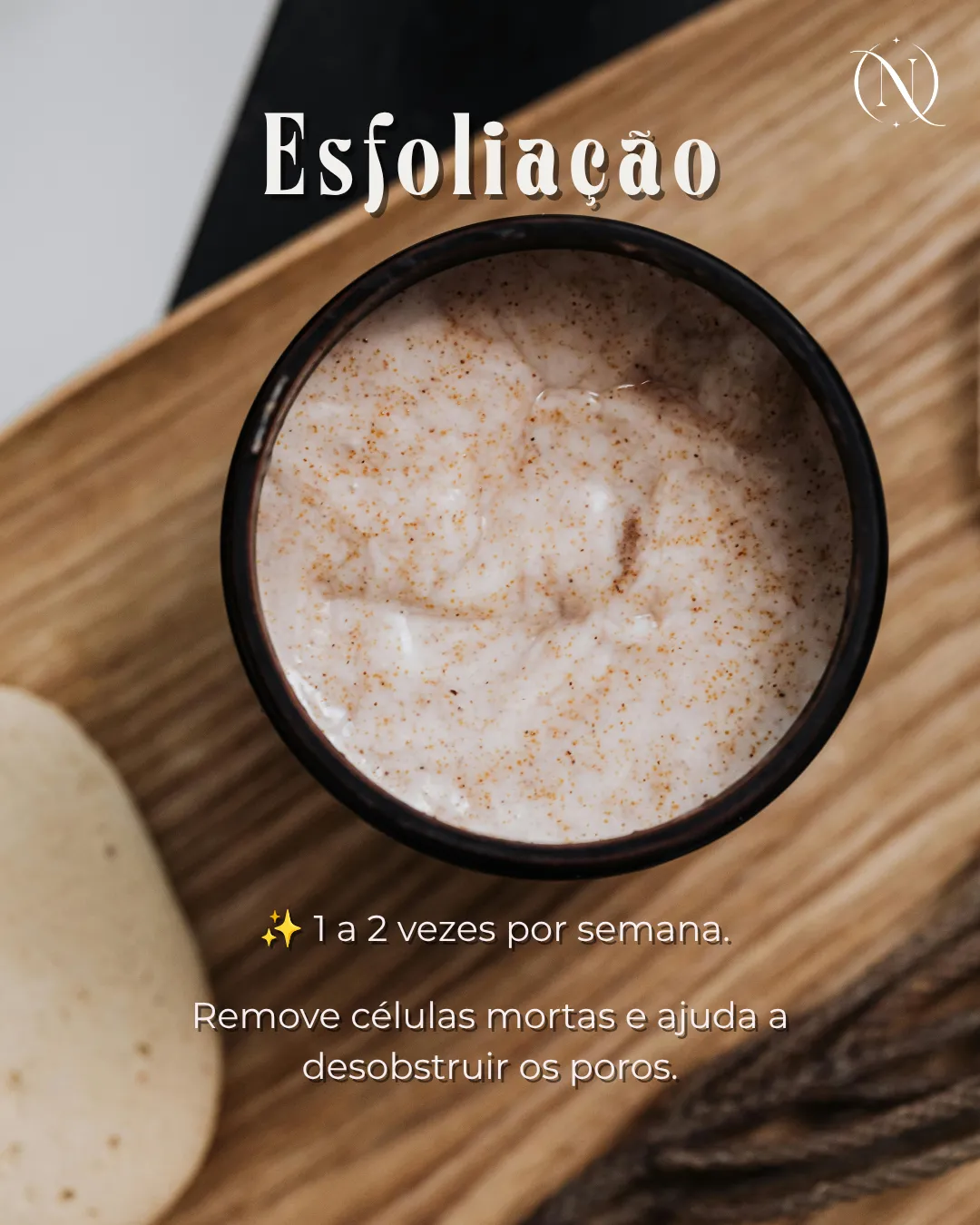 Esfoliação uma a duas vezes por semana, para remover células mortas e desobstruir os poros