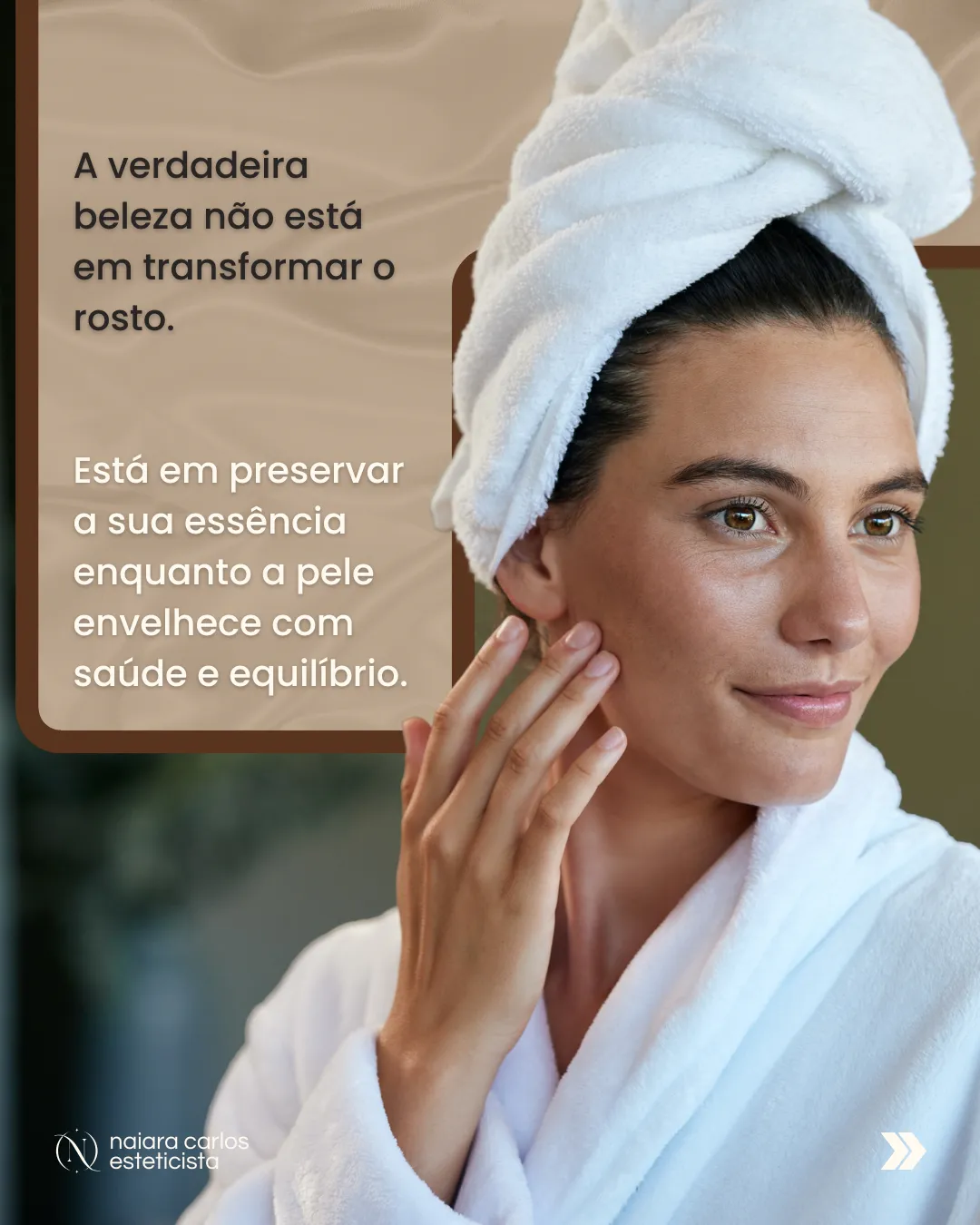 Mulher a tocar no rosto depois dos cuidados de pele: a verdadeira beleza está em preservar a tua essência enquanto a pele envelhece com saúde e equilíbrio