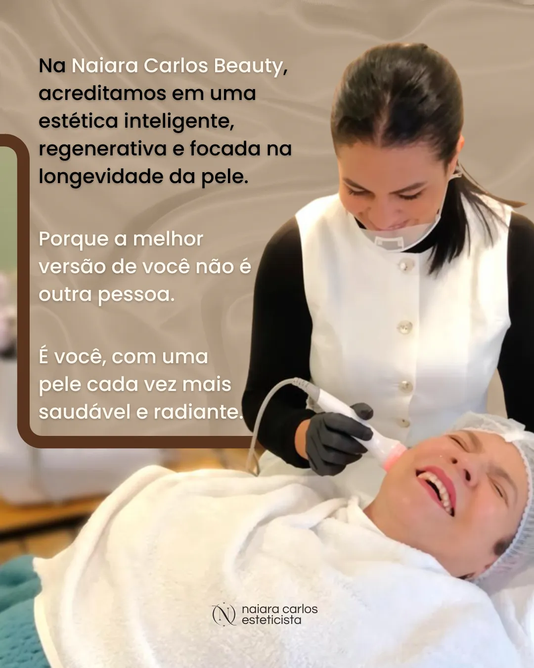 Naiara Carlos a tratar uma cliente na cabine, na Guarda: uma estética regenerativa, focada na longevidade da pele
