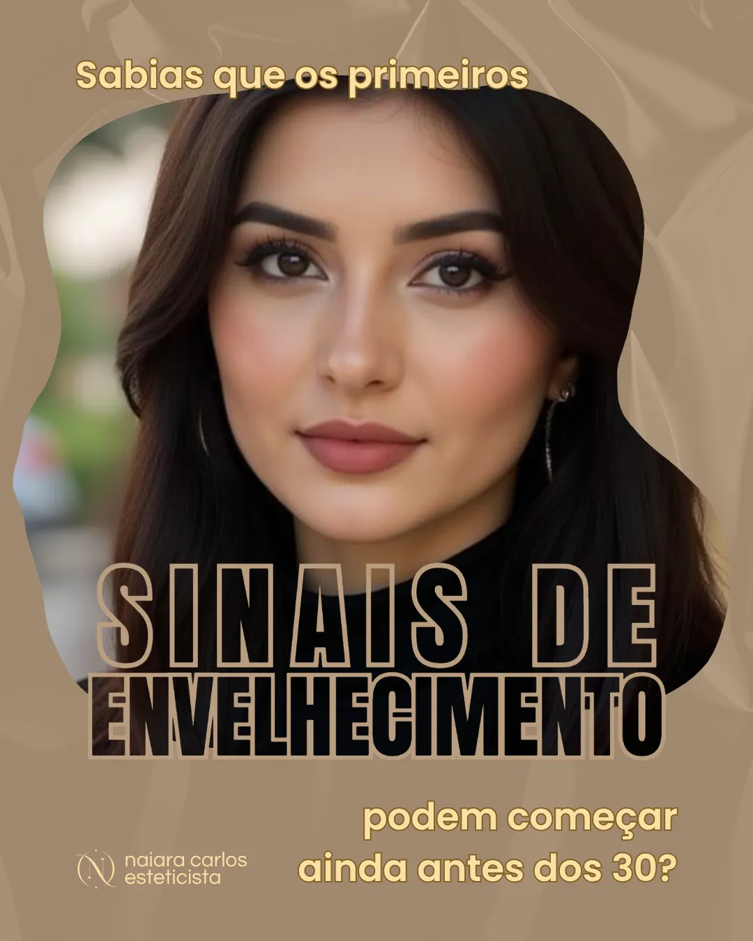 Retrato de uma mulher jovem em plano próximo, sobre fundo bege: sabias que os primeiros sinais de envelhecimento podem começar ainda antes dos 30?