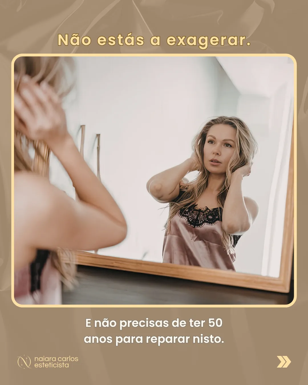 Mulher a ver-se ao espelho do quarto, a ajeitar o cabelo: não estás a exagerar, e não precisas de ter 50 anos para reparar nisto