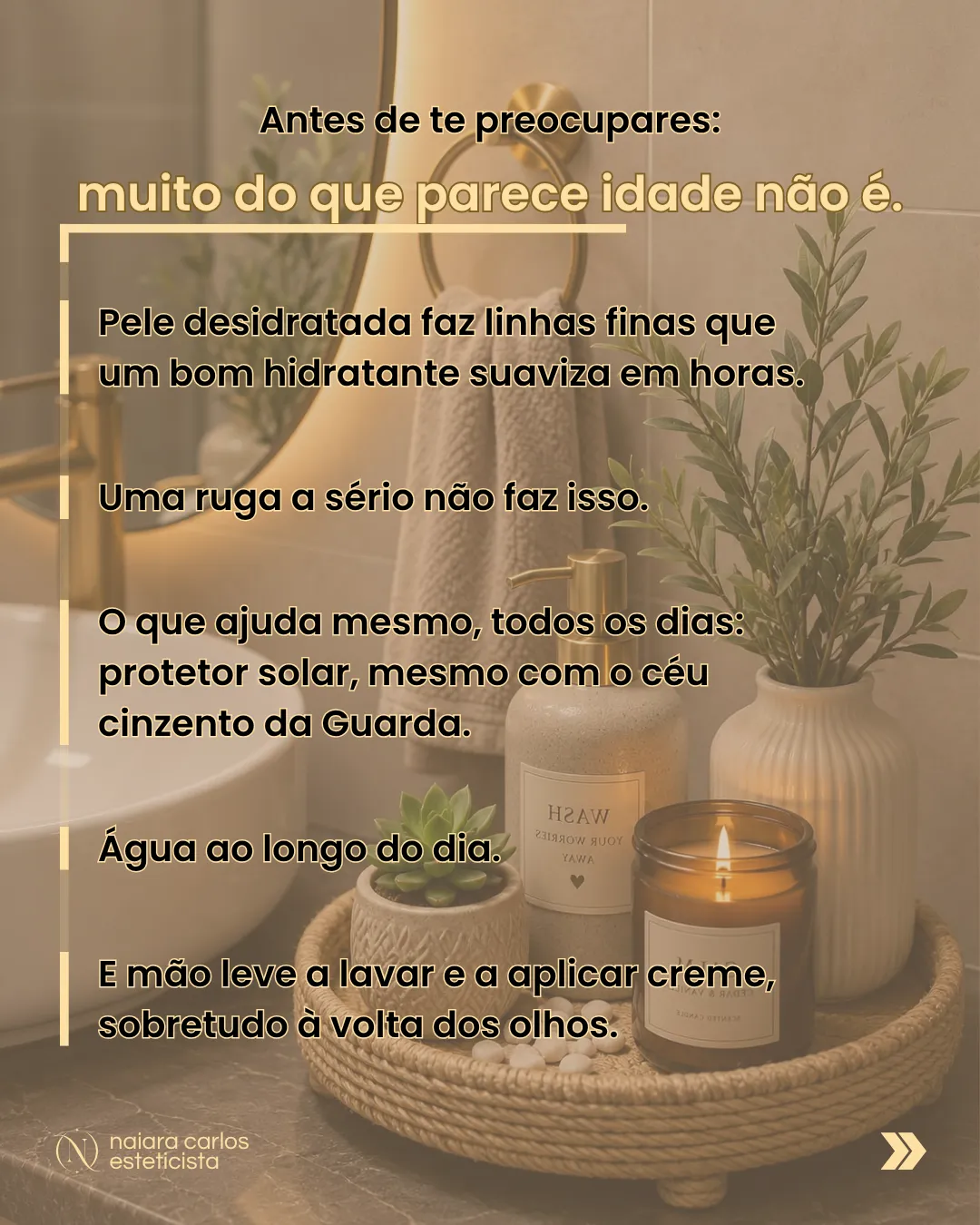 Bancada de casa de banho com tabuleiro, vela e produtos de rosto em luz de manhã: muito do que parece idade não é, e o que ajuda mesmo todos os dias é protetor solar, água e mão leve à volta dos olhos