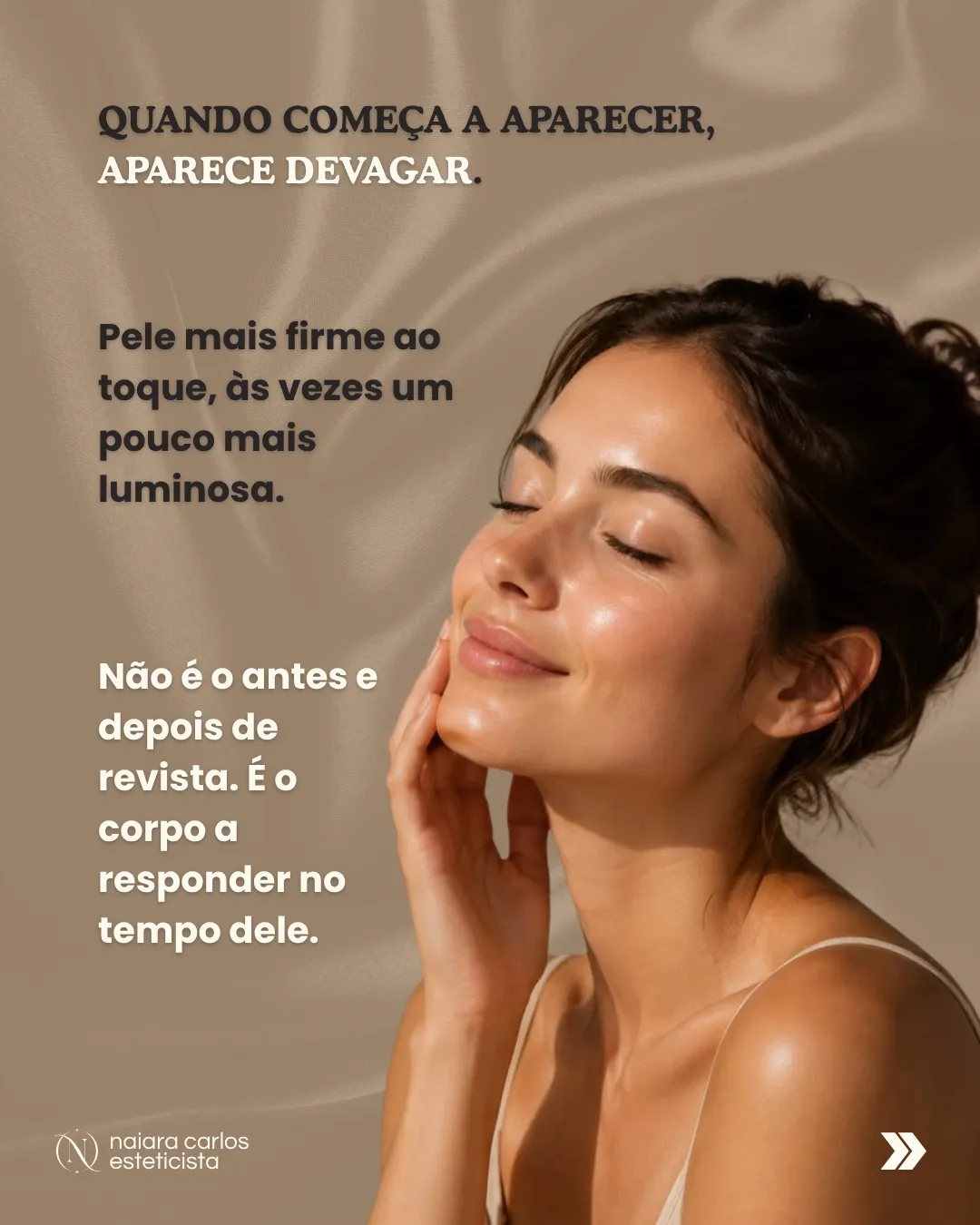 Mulher de olhos fechados a tocar de leve no rosto, em luz quente: quando começa a aparecer, aparece devagar, pele mais firme ao toque e às vezes um pouco mais luminosa, não é o antes e depois de revista