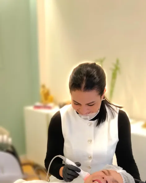 Naiara Carlos a realizar um tratamento facial a uma cliente, no seu espaço na Guarda