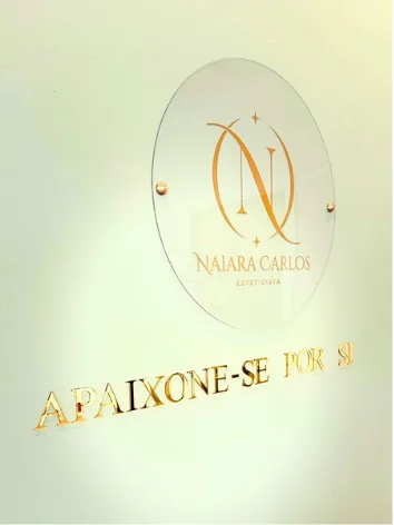 Placa do espaço com o logótipo Naiara Carlos e o mote Apaixone-se por si